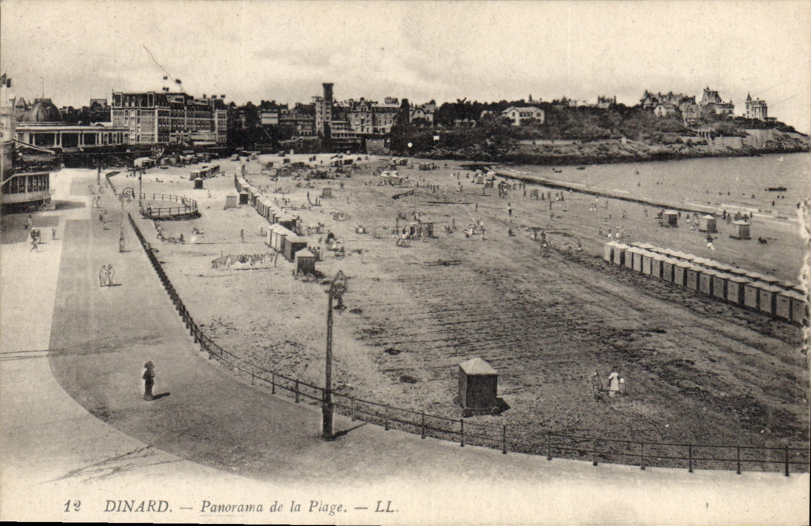 CPA Dinard Panorame de la Plage 