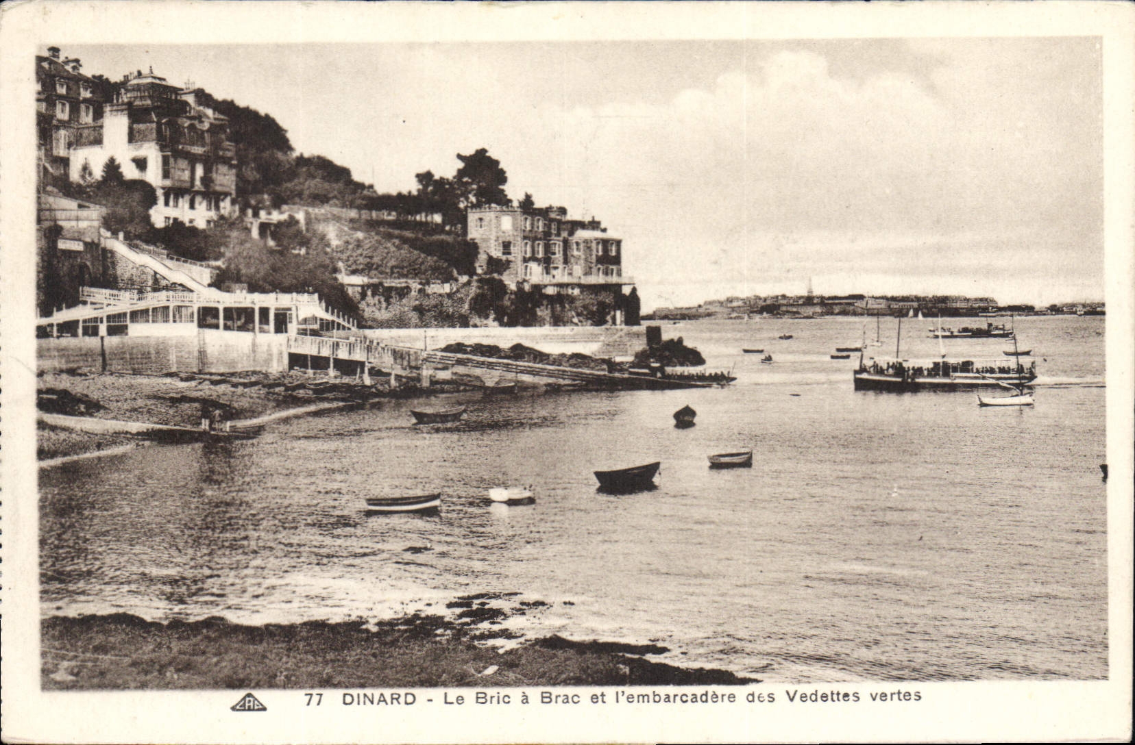CPA Dinard Le Bric a Brac et l'embarcadiere des Vedettes vertes 