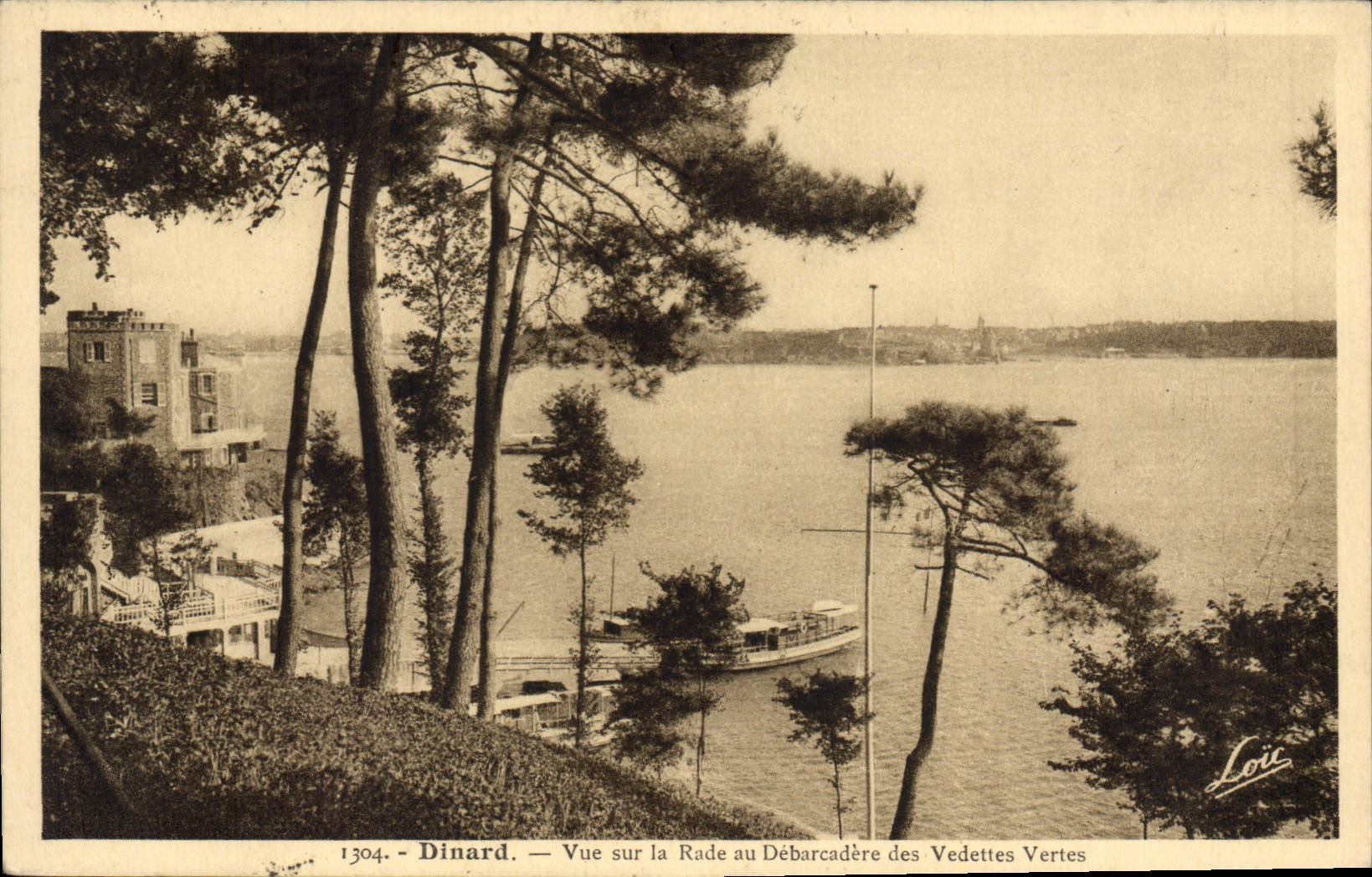 CPA Dinard Vue sur la Rade au Debarcadere des Vedettes Vertes 