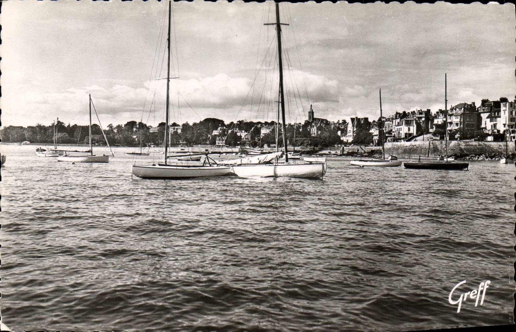 CPA En Bretagne Dinard Ille et Vilaine l'Estuaire de la Rance vers l'Eglise 