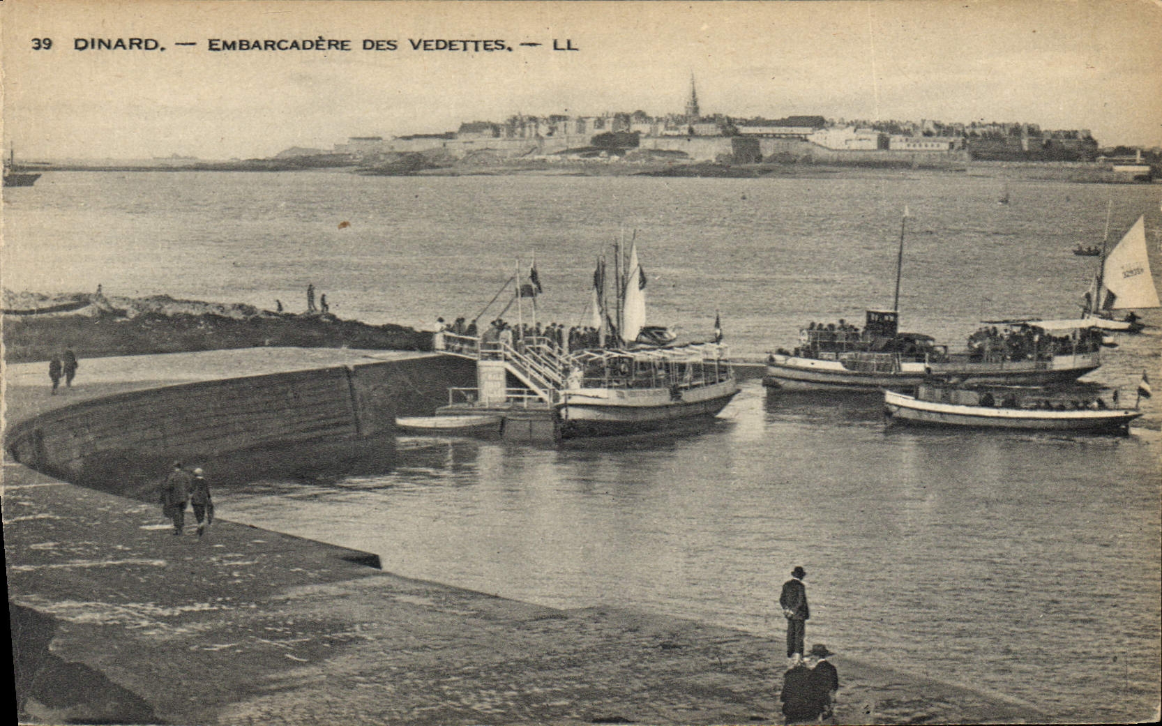 CPA Dinard Embarcadete des Vedettes Bateaux