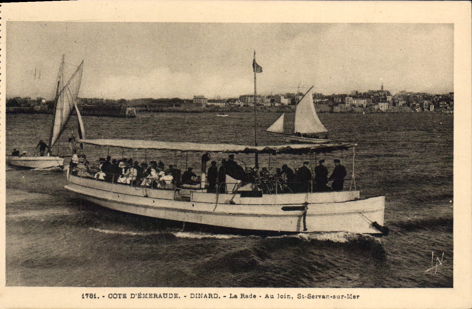 CPA Cote d'Emeraude Dinard La Rade Au loin St Servan sur Mer