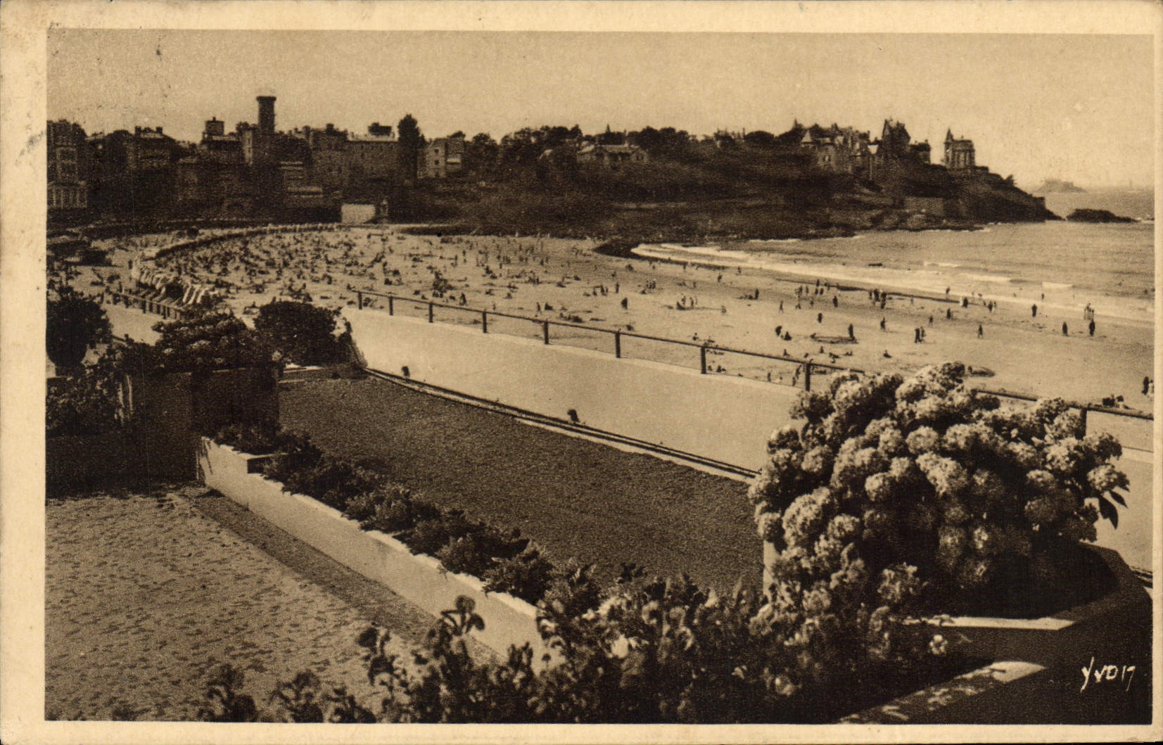 CPA Dinard Ille et Vilaine La pointe de la Malouine et la plage vues des terrasses du Casino 