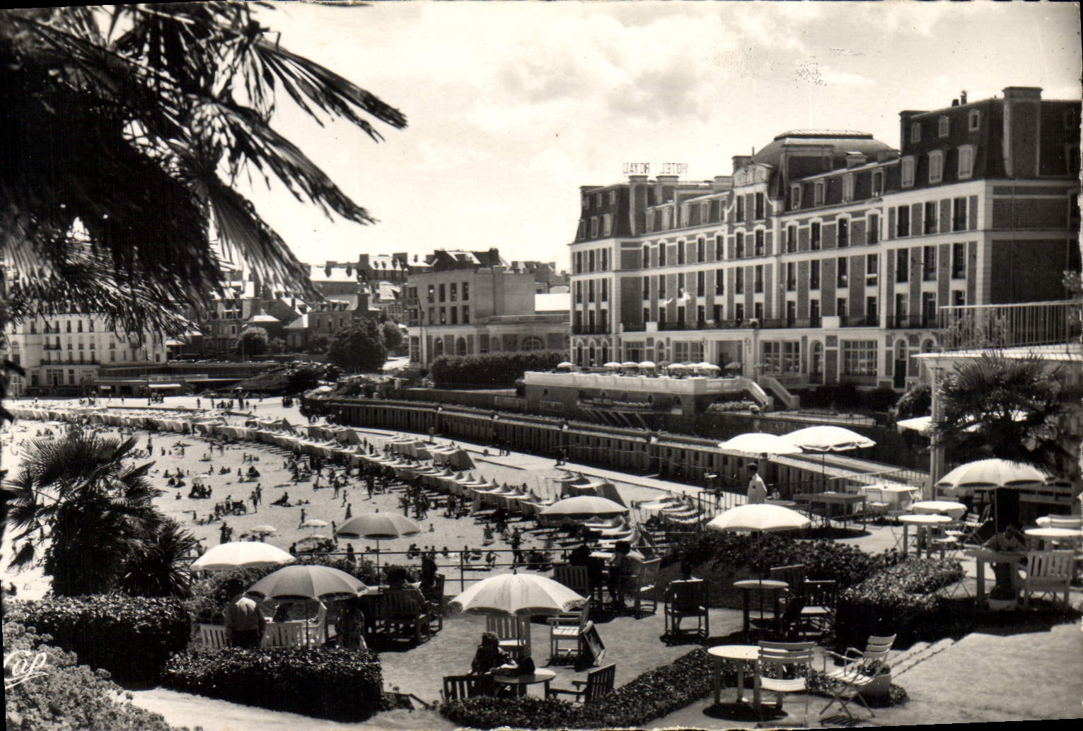 CPA Dinard La terrasse du Crystal Hotel et la Plage