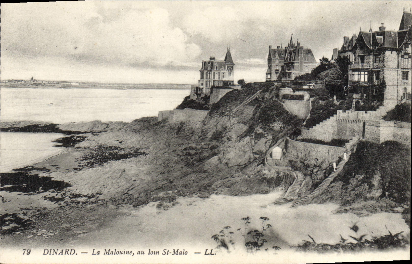 CPA Dinard La Malouine au loin St Malo 