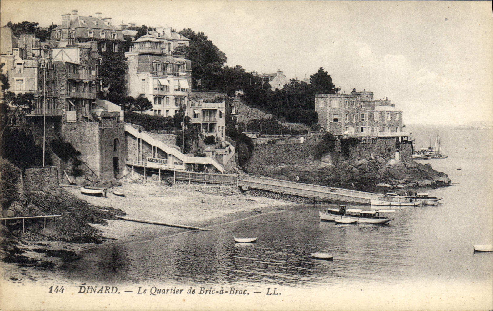 CPA Dinard Le Quartier de Bric a Brac 