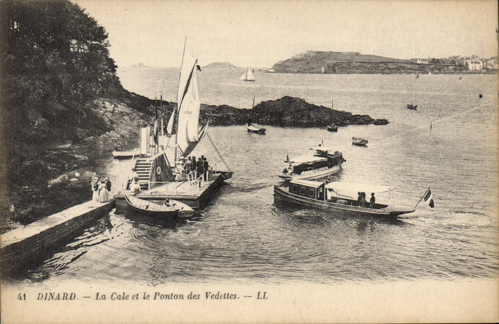 CPA Dinard La Cale et le Ponton des Vedettes Bateaux