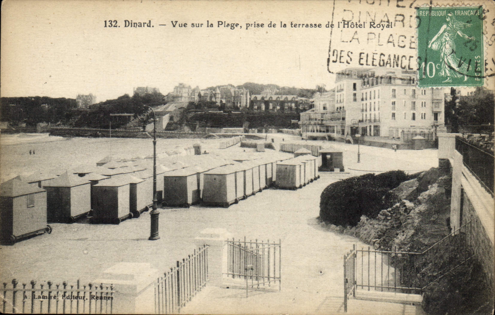 CPA Dinard Vue sur la Plage prise de la terrasse de l'Hotel Royal 