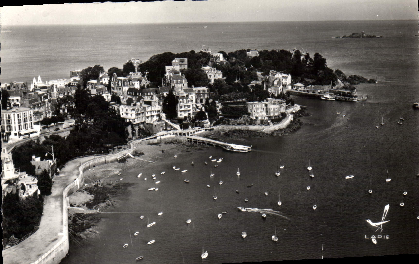 CPA Eu Avion au Dessus Dinard Ille et Vilaine Le port et vue generale