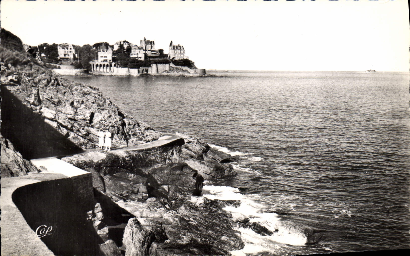 CPA Dinard Promenade du Moulinet au loin la Malouine