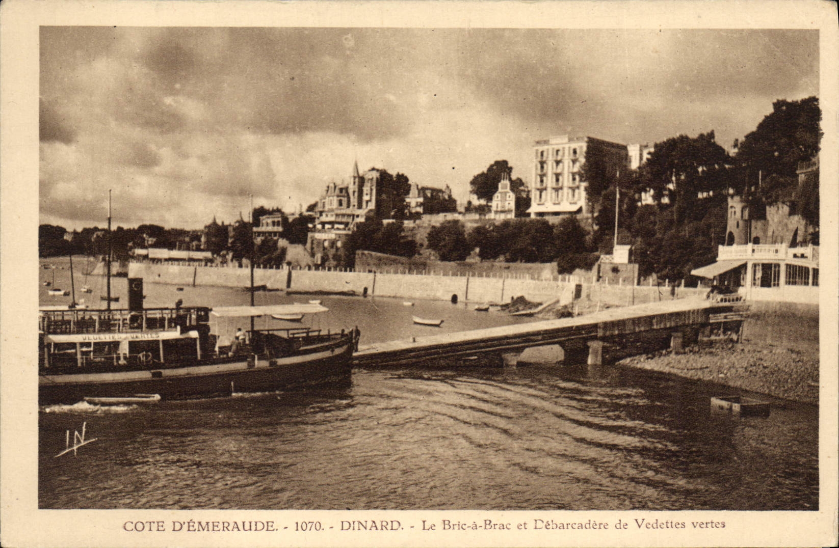 CPA Cote d'Emeraude Dinard Le Bric a Brac et Debarcadere de Vedettes vertes 