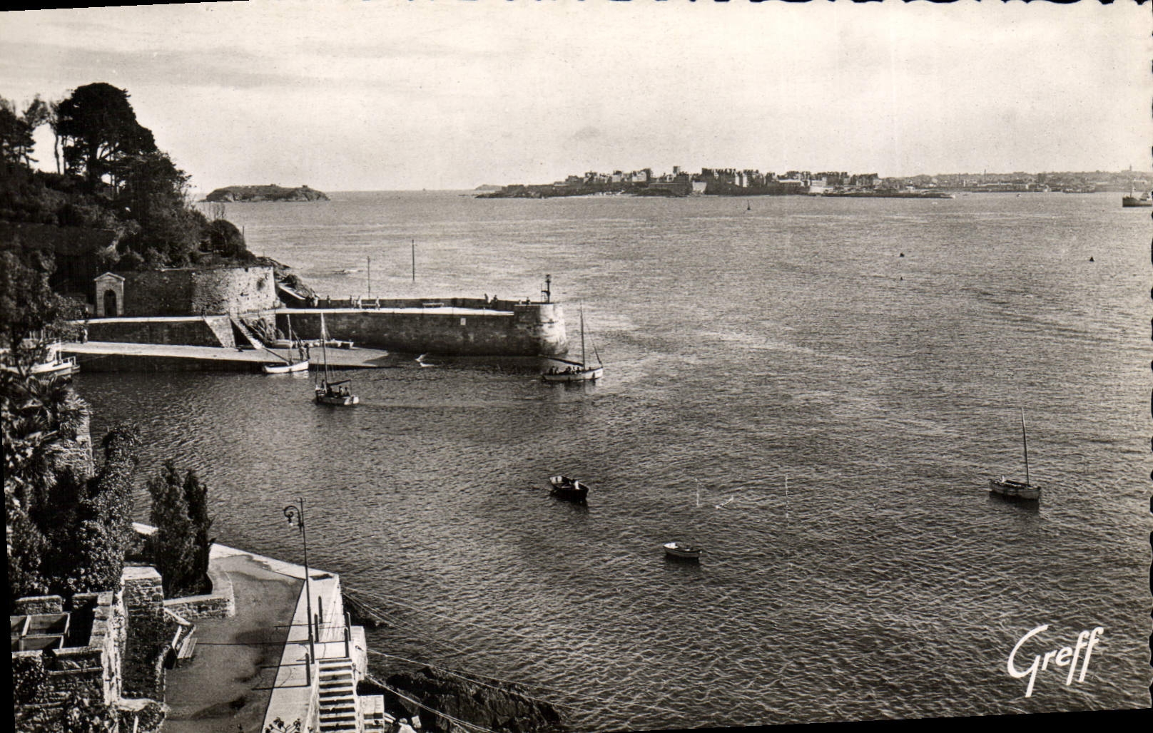 CPA En Bretagne Cote d'Emeraude Dinard La promenade au Clair de Lune et l'embarcadere des vedetes ve