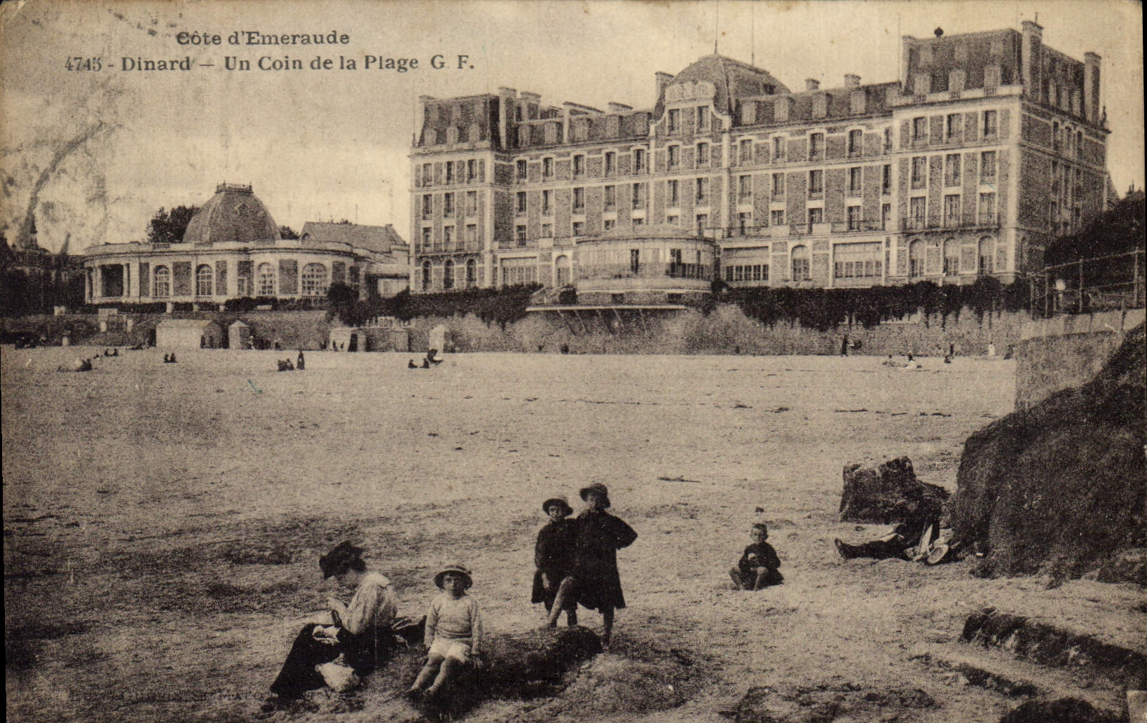 CPA Cote d'Emeraude Dinard Un Coin de la Plage