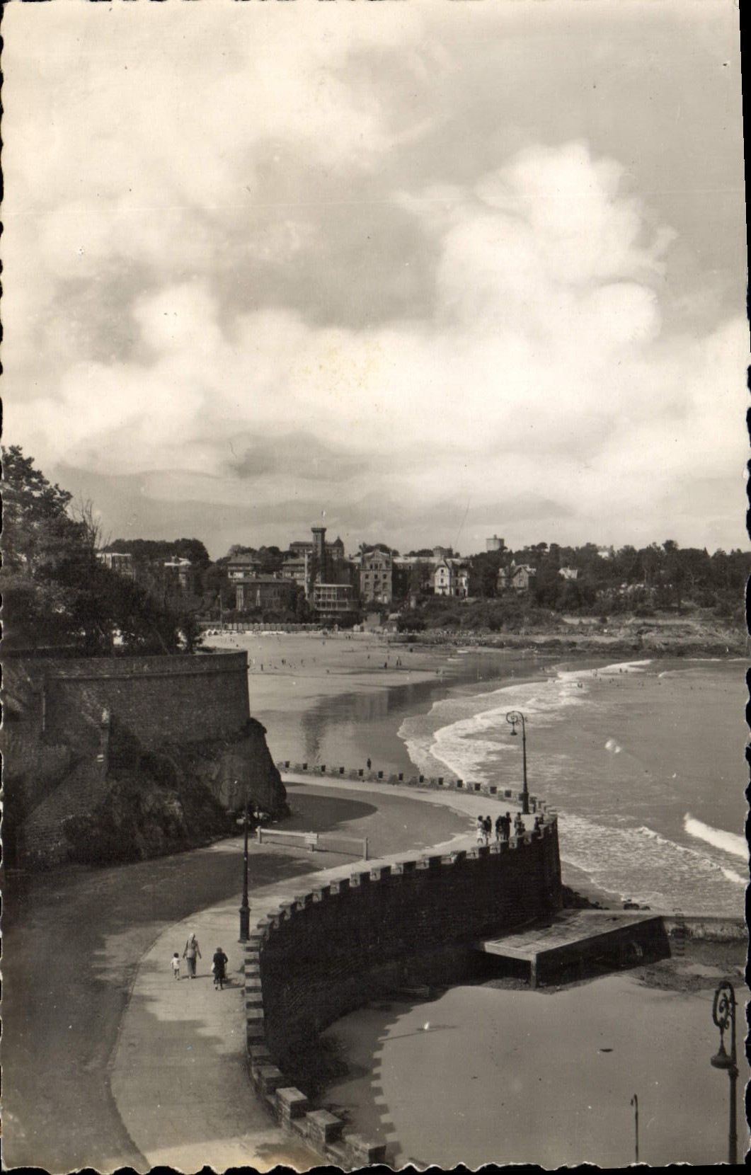 CPA Dinard L et V Vue sur a Plage 
