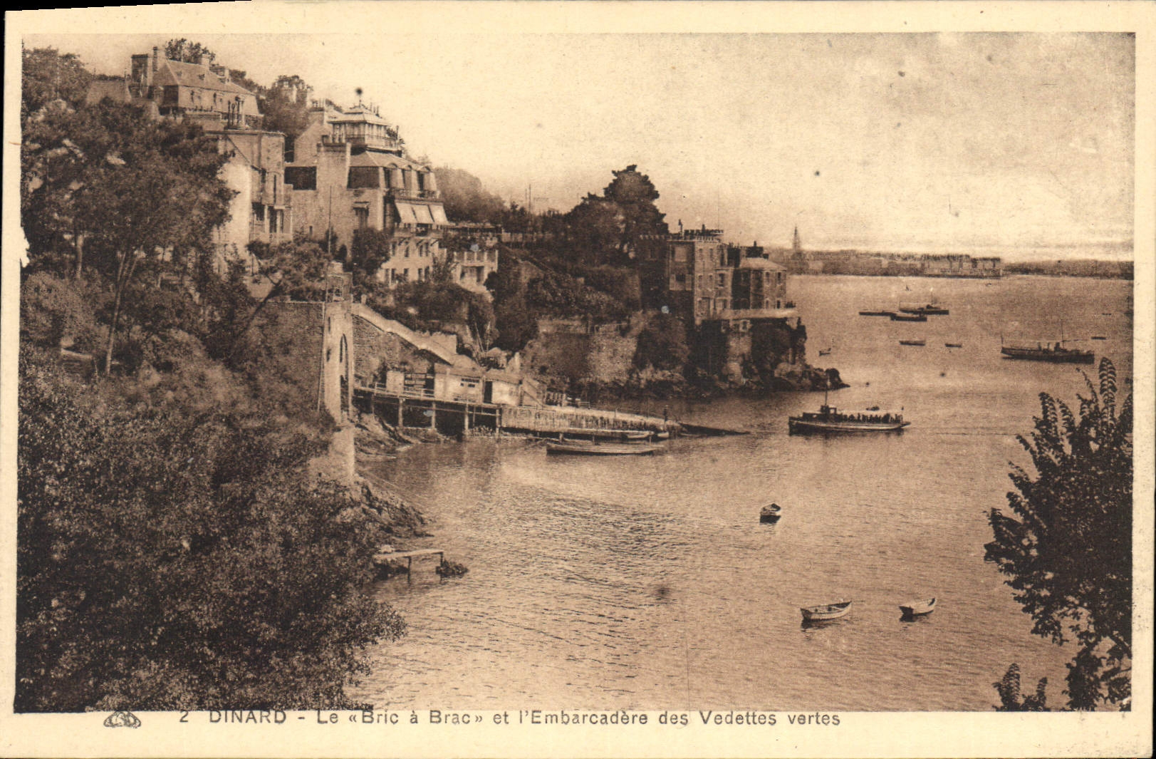 CPA Dinard Le Bric a Brac et l'Embarcadere des Vedettes vertes