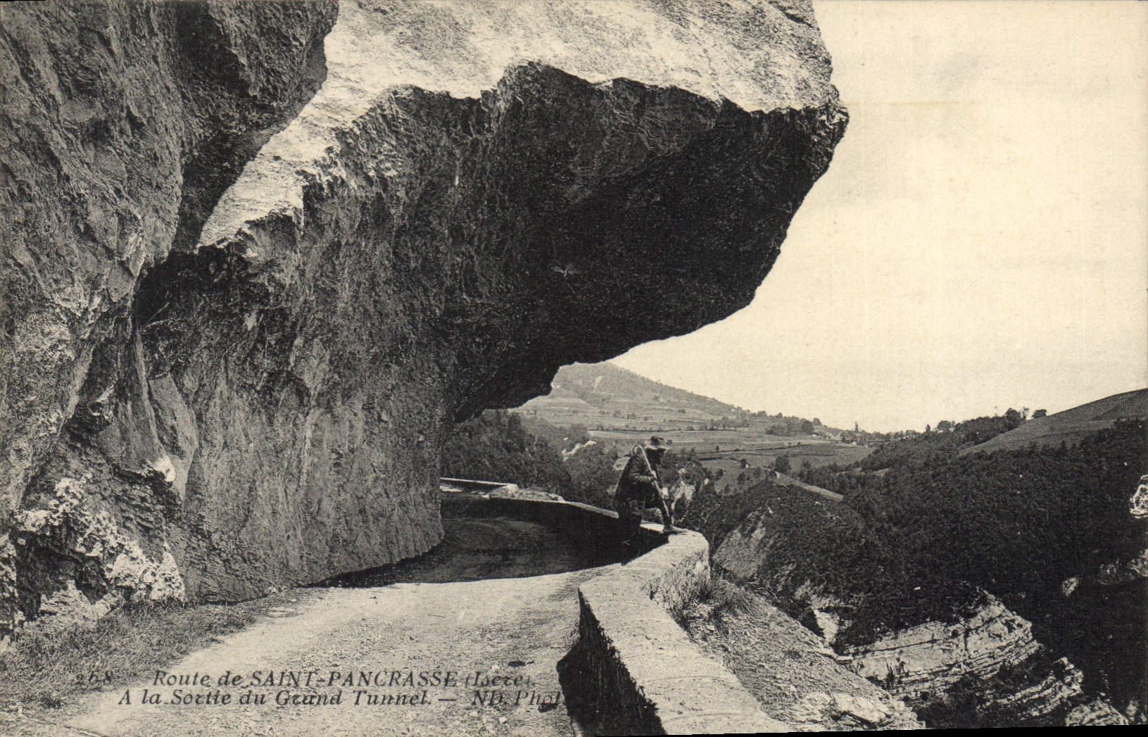 CPA Route de Saint Pancrasse la sortie du grand Tunnel