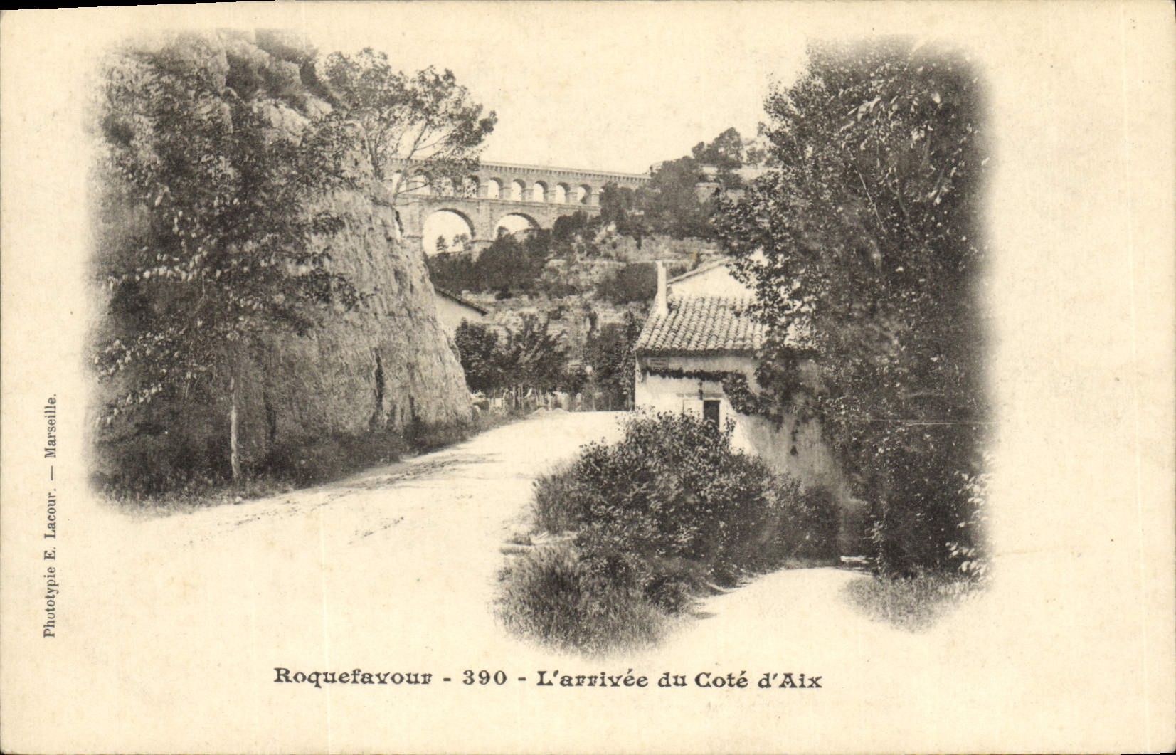 CPA Roquefavour l'arrivee du cote d'Aix 