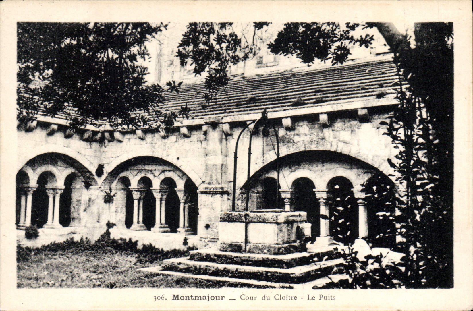 CPA Montmajour Cour du Cloitre Le Puits