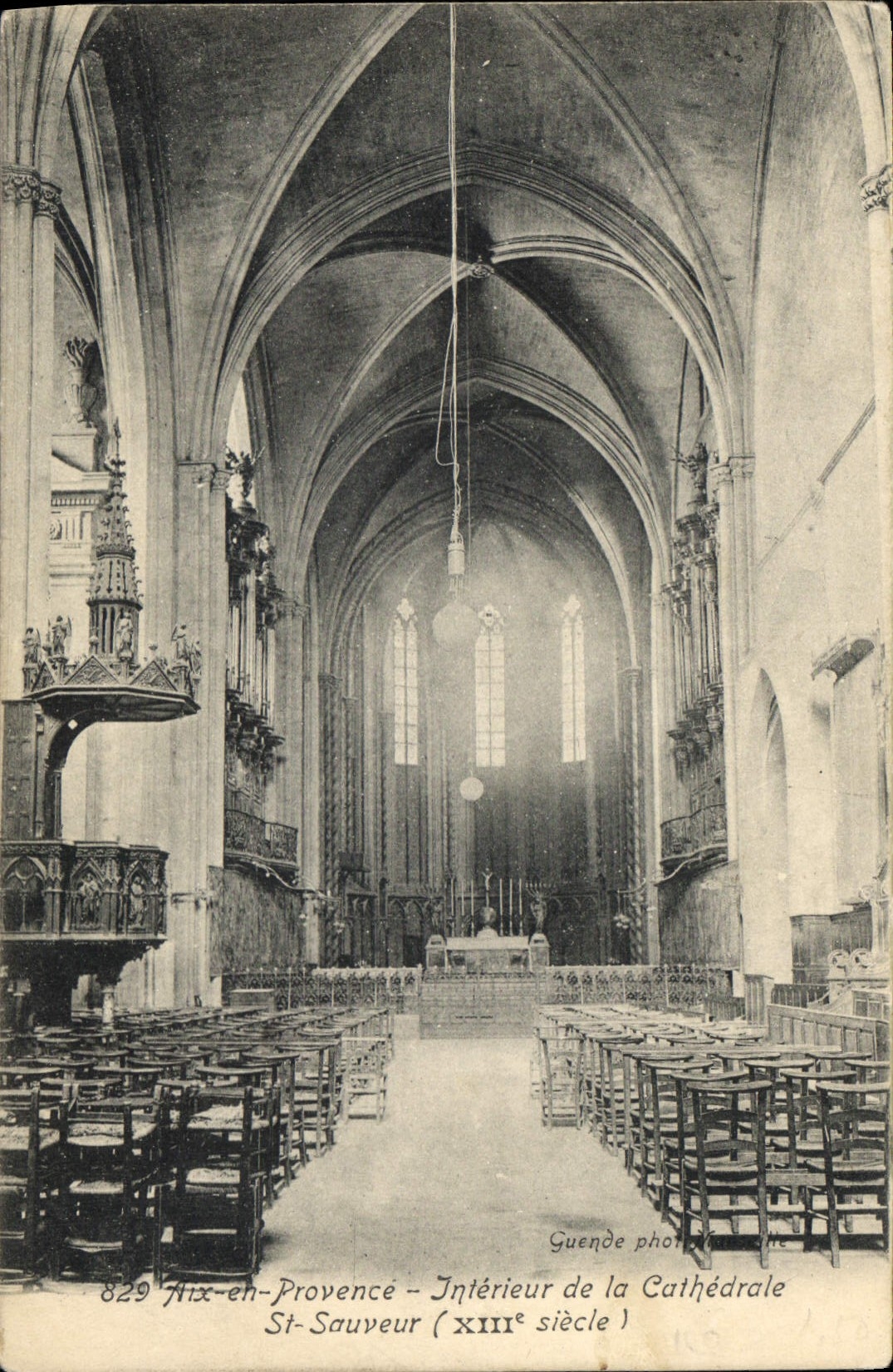 CPA Aix en Provence Interieur de la Cathedrale St Sauveur (XIIIe siecle)
