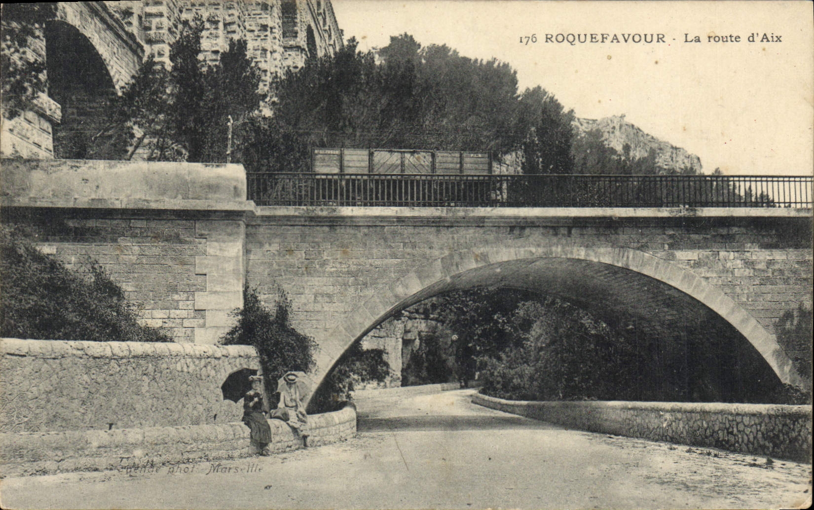 CPA Roquefavour La route d'Aix