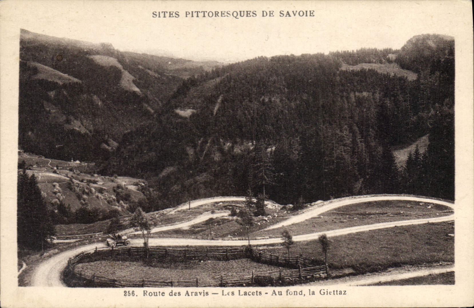 CPA Sites Pittoresques de Savoie Route des Aravis Les Lacets au Fond la Giettaz