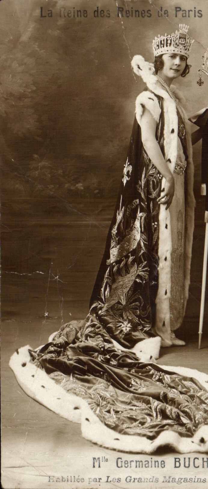 CPA La Reine des Reines de Paris  Mlle Germaine Buchet habillee par les Grands Magasins du Printemps