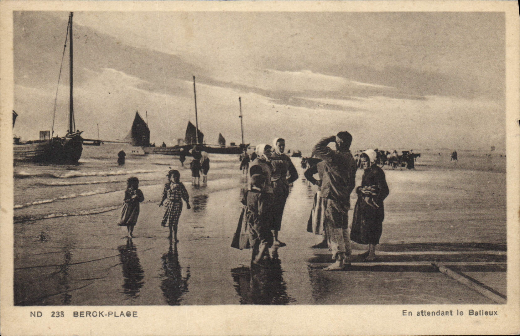CPA Berck Plage En Attendant le Bateaux 