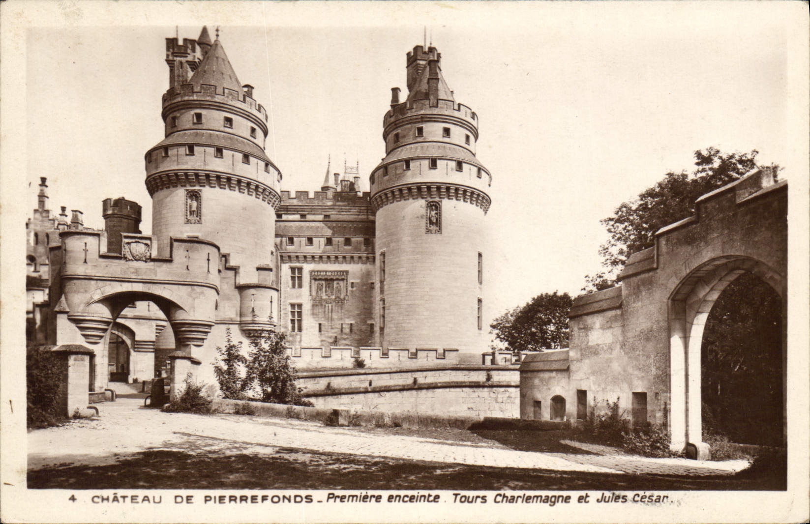 CPA Chateau de Pierrefonds Premiere enceinte Tours Charlemagne et Jules Cesar 
