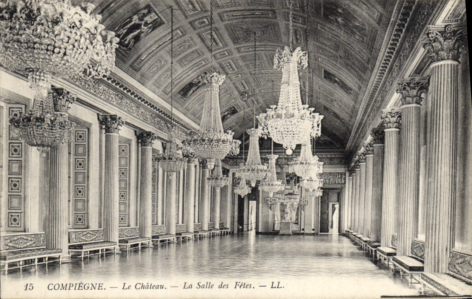 CPA Compiegne Le Chateau La Salle des Fetes