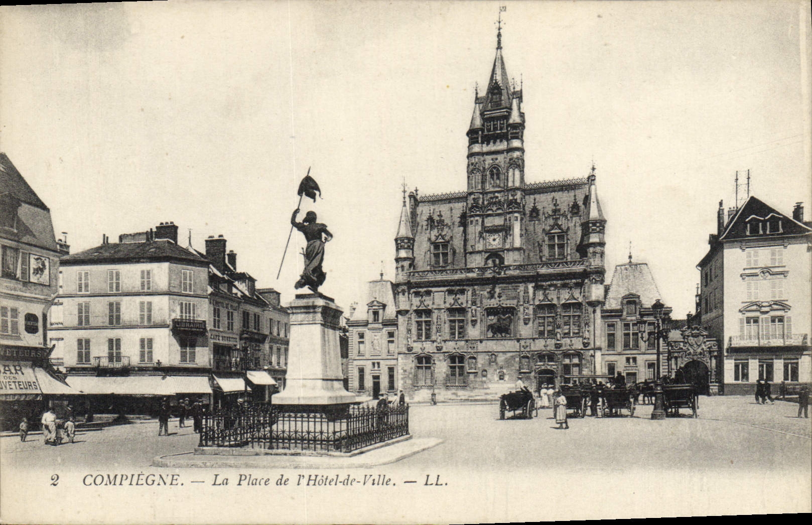 CPA Compiegne La Place de l'Hotel de Ville