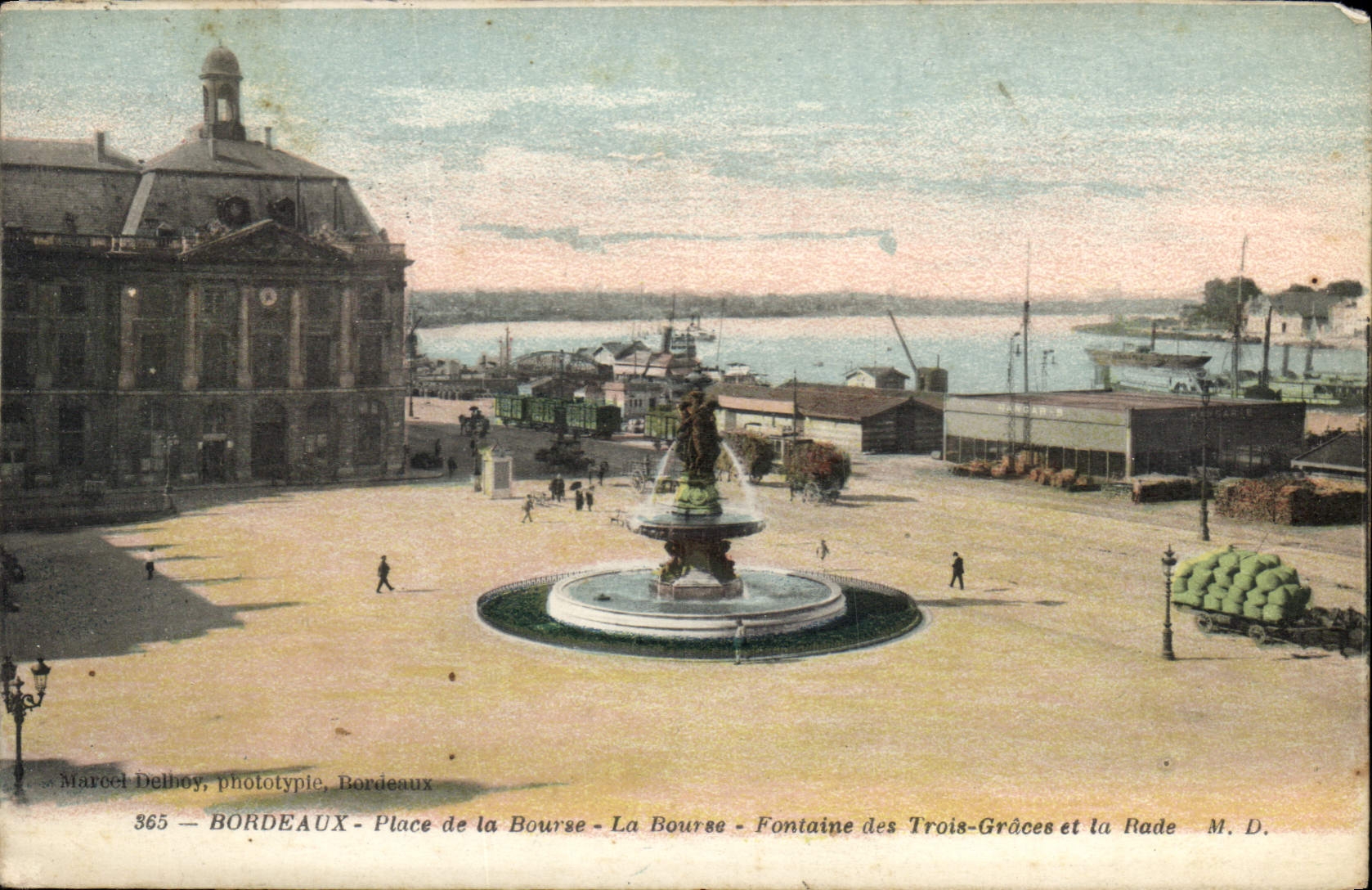 CPA Bordeaux Place de la Bourse La Bourse Fontaine des Trois Graces et la Rade 