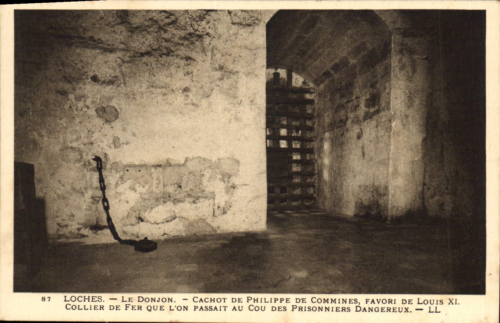 CPA Loches Le Donjon Cachot de Philippe de Commines Collier de fer