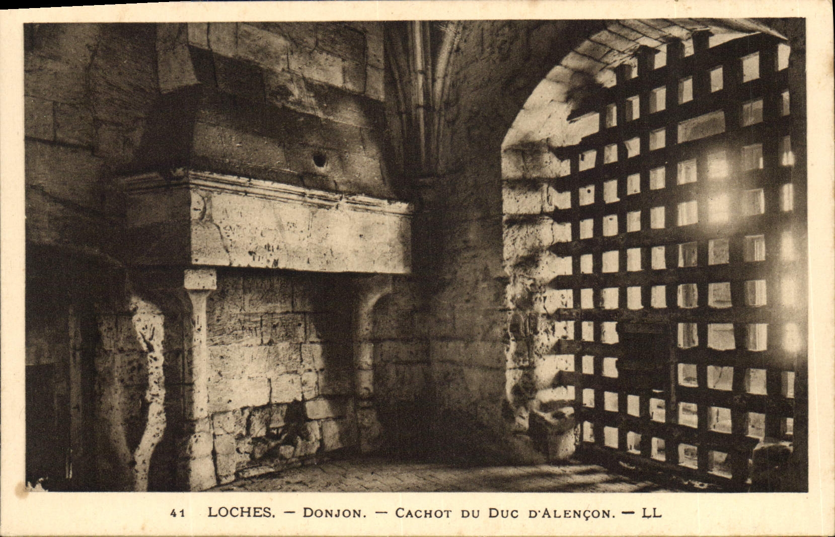 CPA Loches Donjon Cachot du Duc d'Alencon
