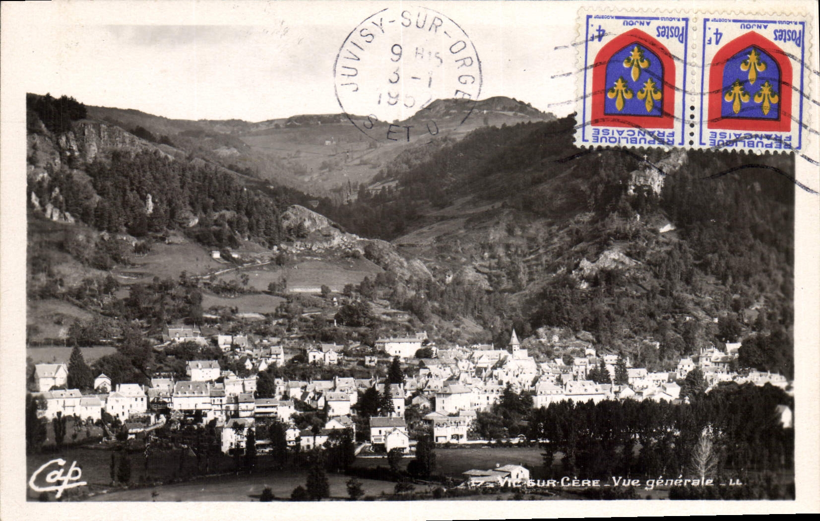 CPA Vic sur Cere Vue generale 