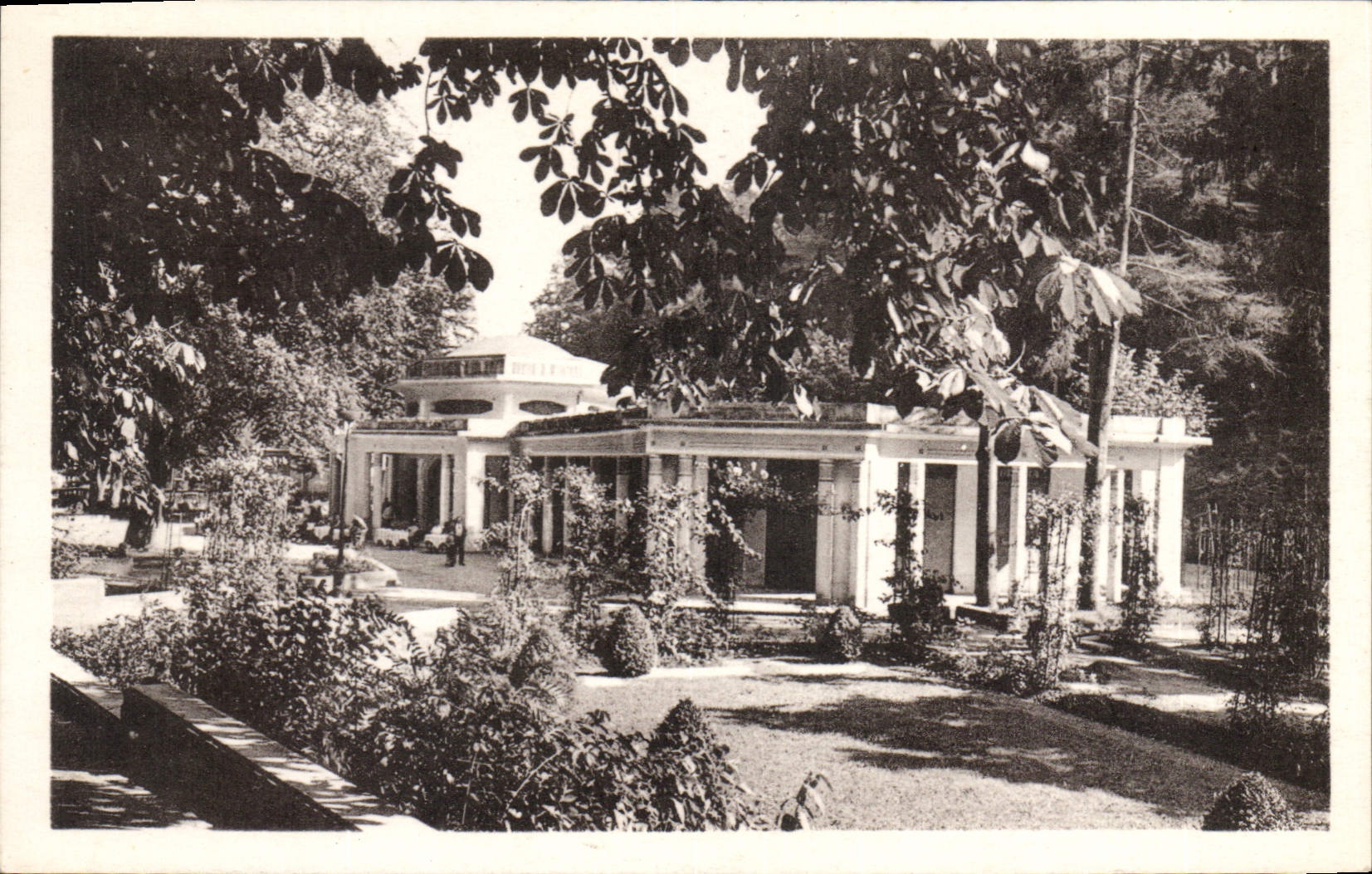 CPA Bagnoles de l'Orne Paysage vers le Pavillon aux fleurs