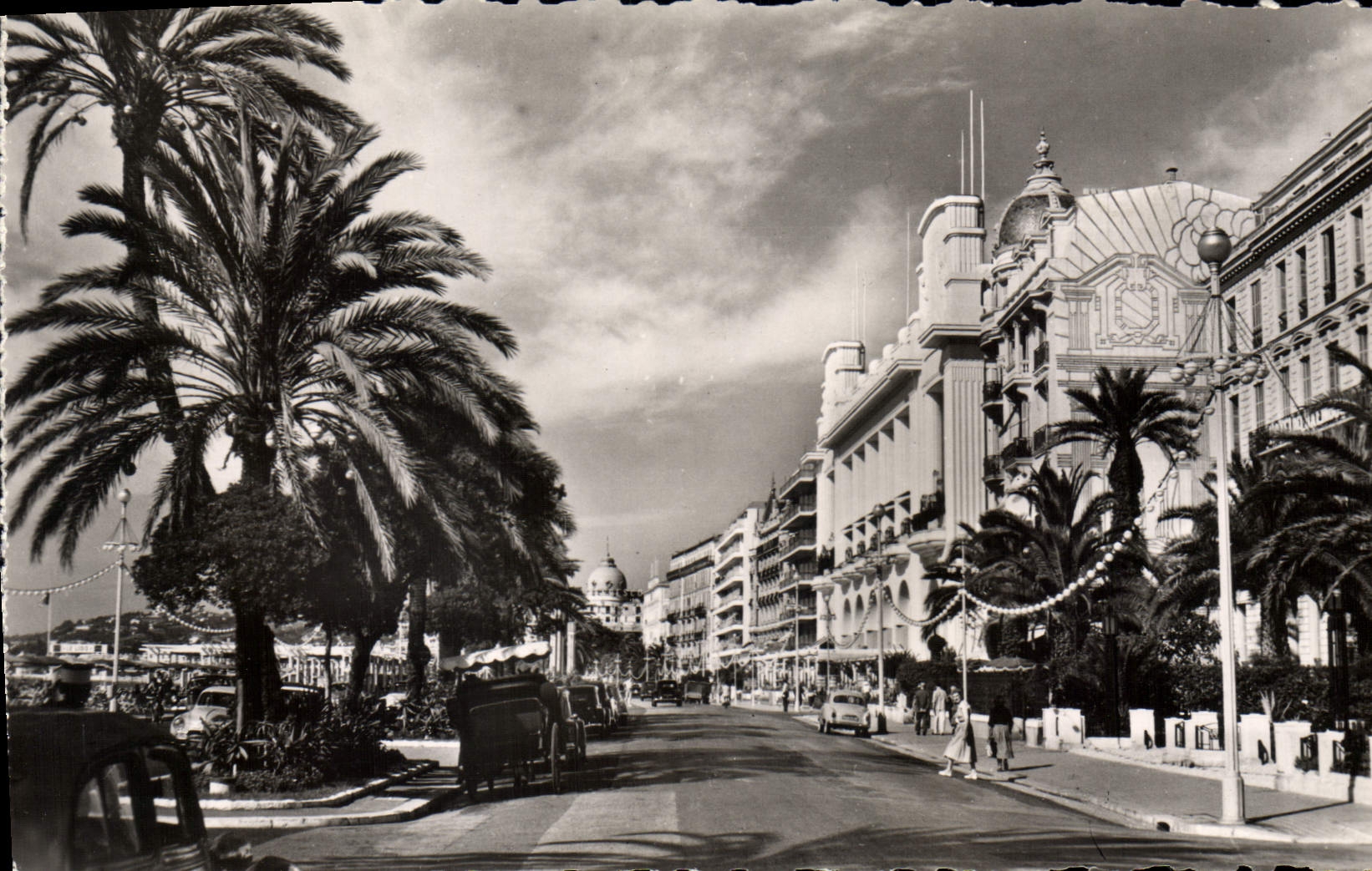 CPA Nice A M la Promenade des Anglais et ses magnifiques palmiers le palais de la Mediterranee