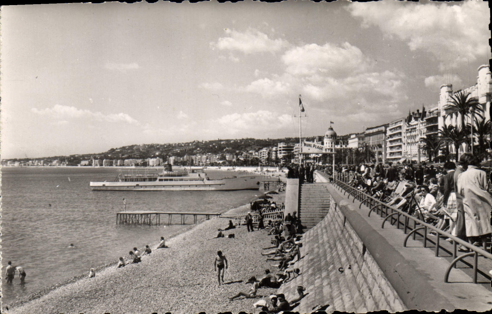 CPA Nice A M une des plages de la promenade Anglais et le bateau de croisiere le Gallus