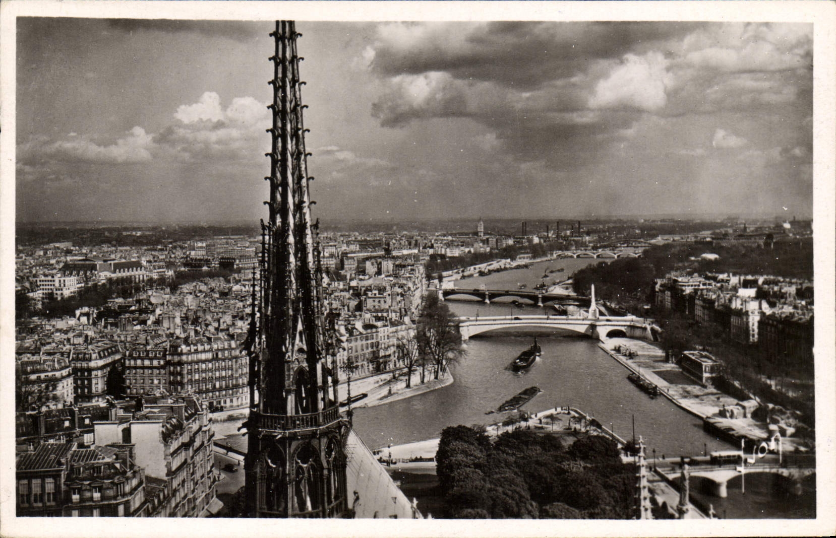 CPA Paris en Flanant vue panoramique prise de Notre Dame 