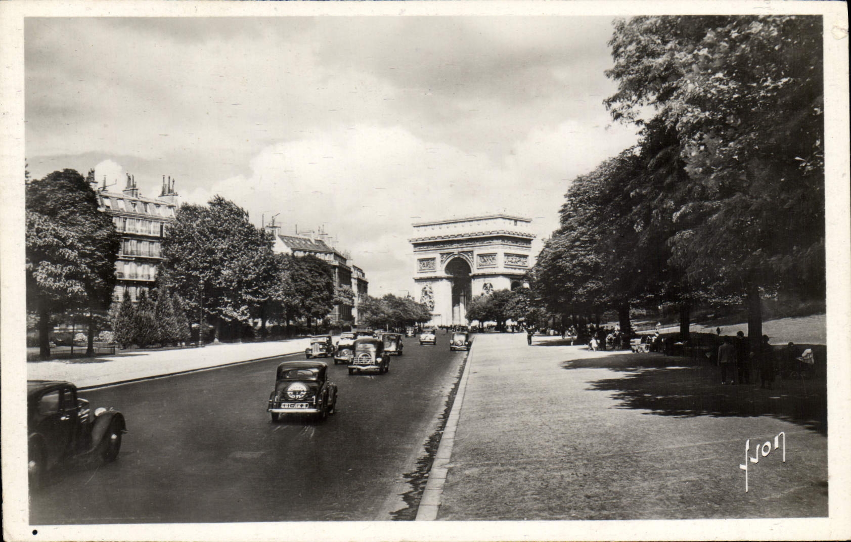 CPA Paris en Flanant l'Avenue Foch 