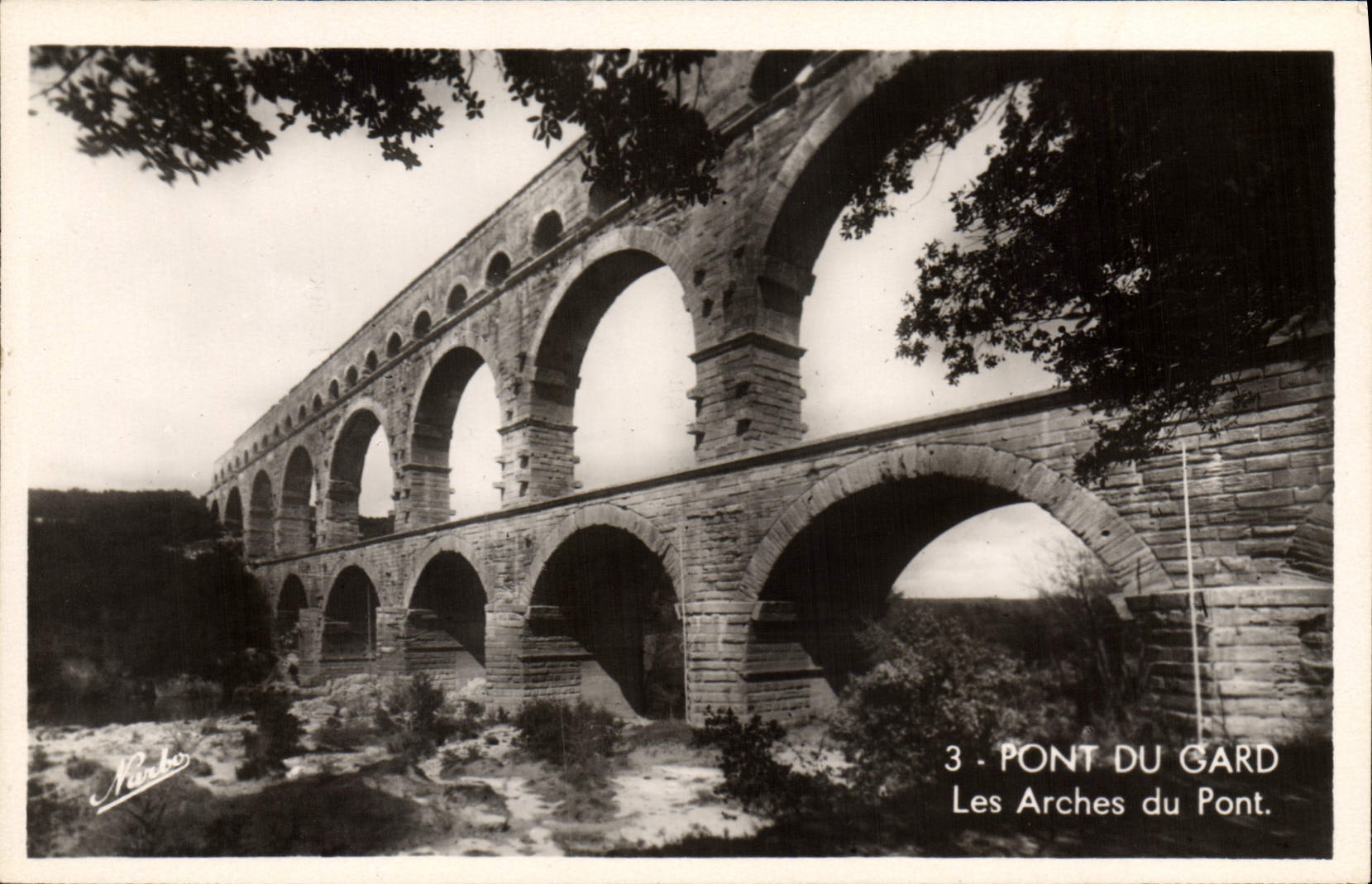 CPA Pont du Gard les Arches du pont 