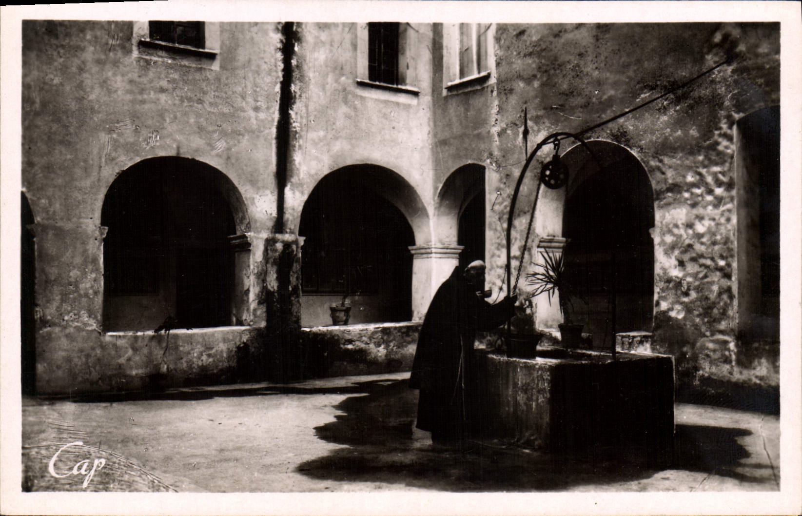 CPA Nice Cimiez cour du Monastere le puits