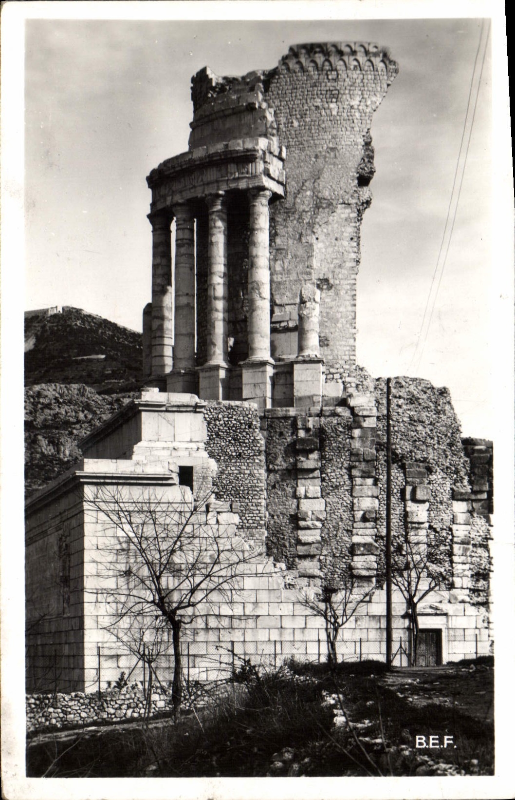 CPA La Turbie la tour d'Auguste et le Mont Agel