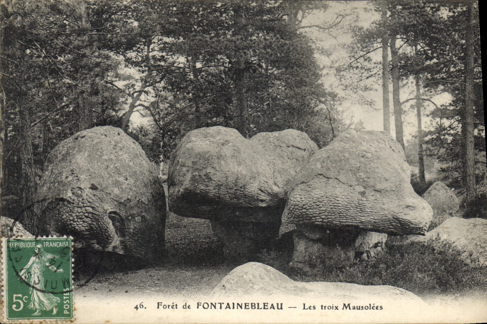 CPA Foret de Fontainebleau les troix Mausolees 