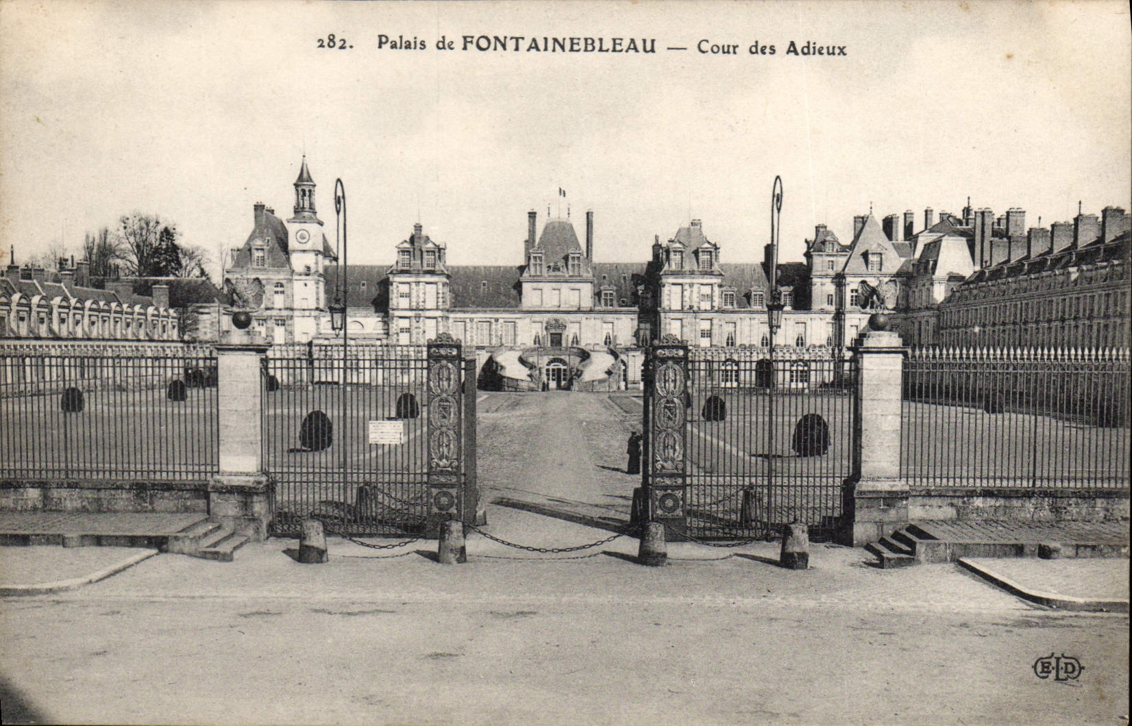 CPA Palais de Fontainebleau Cour des Adieux 