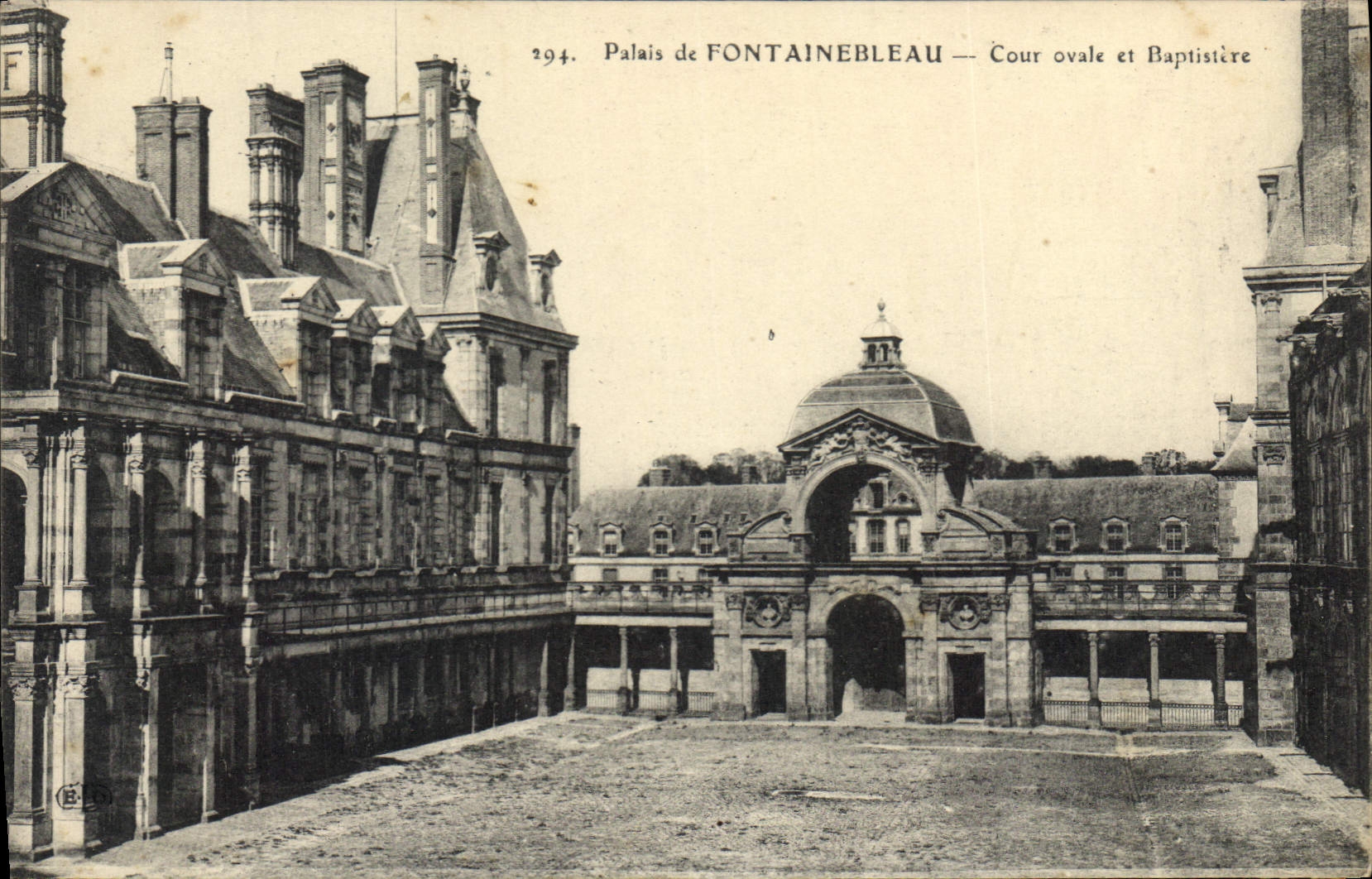 CPA Palais de Fontainebleau Cour Ovale et Baptistere 