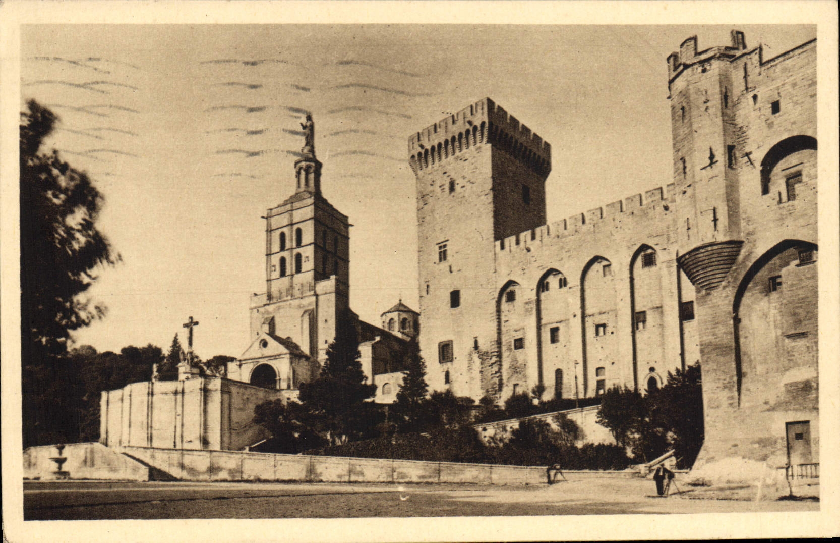 CPA Avignon Vaucluse cathedrale Notre Dame des Doms et facade du palais des Papes