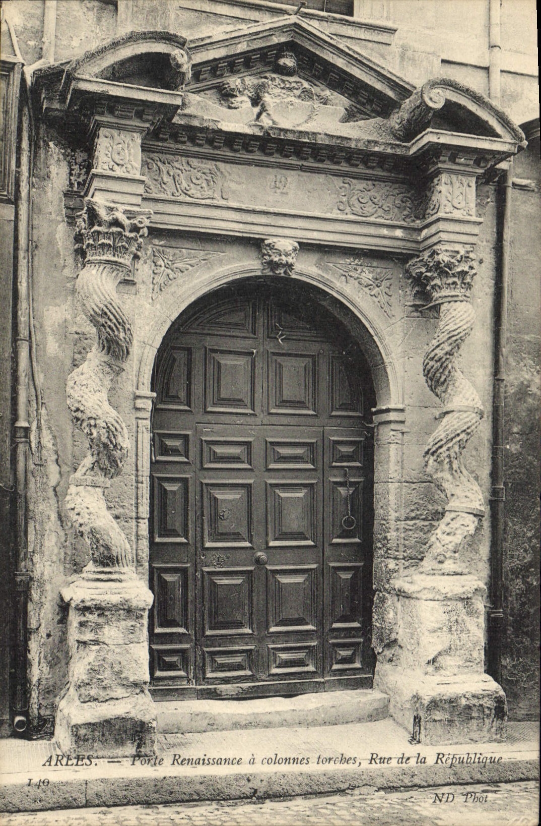 CPA Arles porte Renaissance a colonnes forches rue de la republique 
