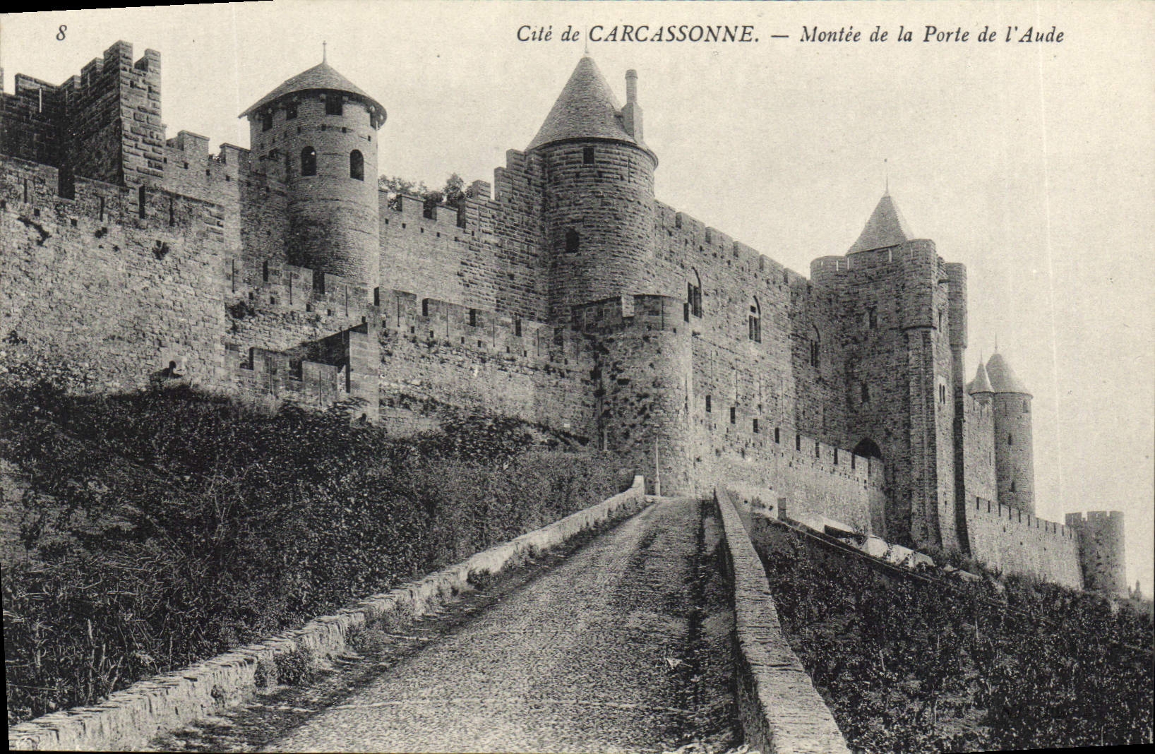 CPA Cite de Carcassonne montee de la porte de l'Aude 