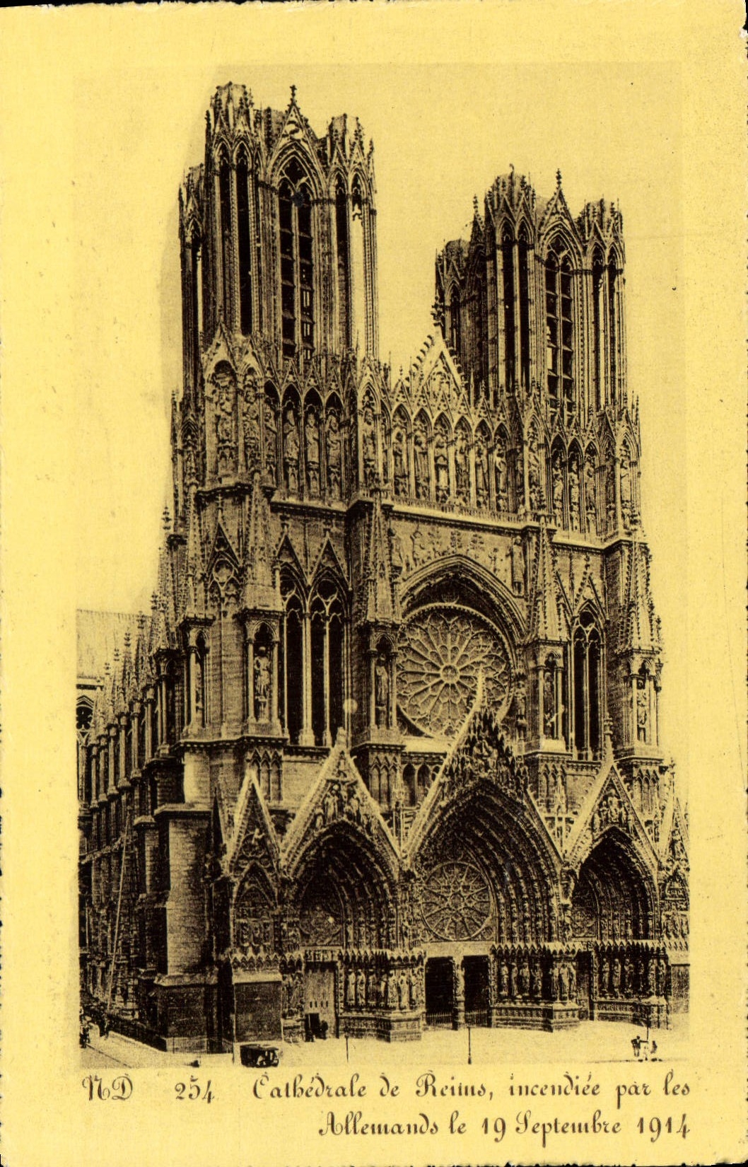 CPA Cathedrale de Reims Incendiee par les Allemands le 19 sep 1914