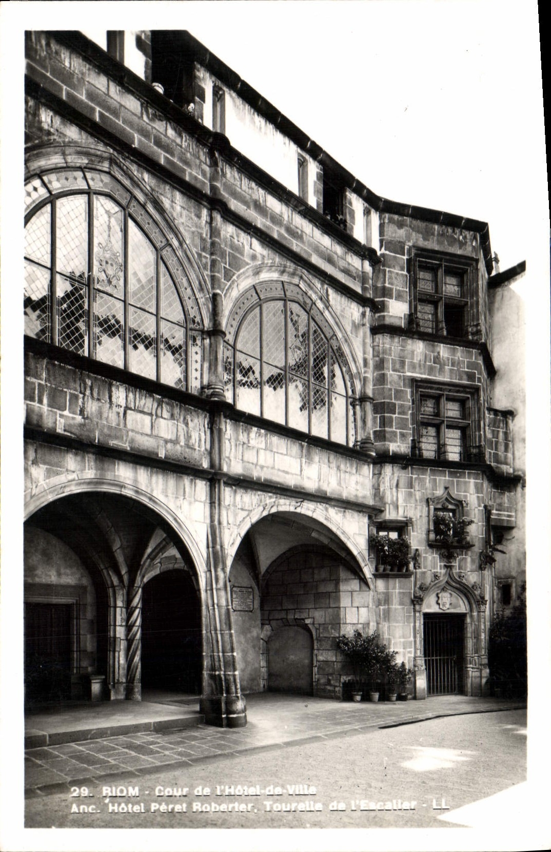 CPA Riom cour de l'hotel de ville Anc hotel peret Robarter Tourelle de l'escalier 